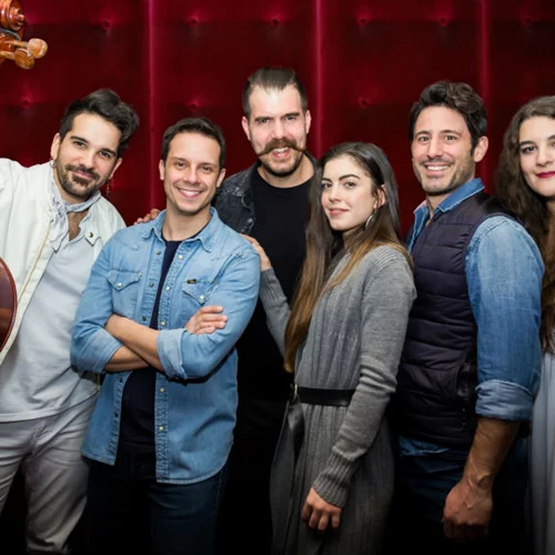 Συρανό με σκιές και ηθοποιούς από τον θίασο Καρελλά