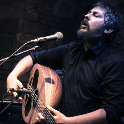 25η Μαρτίου μεσημέρι στο ξέφωτο του Νιάρχου με τις κρητικές ροκιές του Γιώργη Μανωλάκη