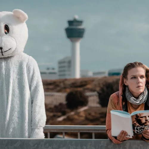 Είδαμε την παράσταση «Εκατό λέξεις για το χιόνι» στο Black Box του Επί Κολωνώ