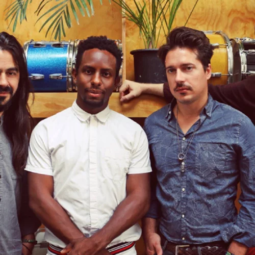 Ένα σχήμα αδαμάντινο με νέα τραγούδια