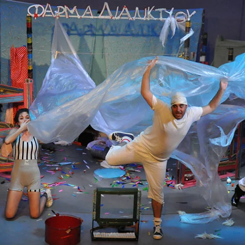 «Φάρμα του διαδικτύου»: Η μοναδική παράσταση που μιλάει για τους κινδύνους του διαδικτύου