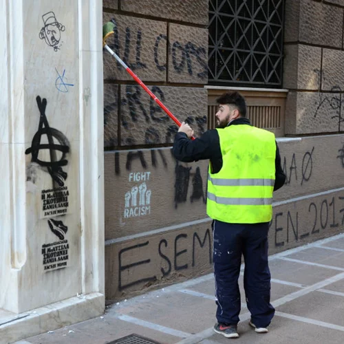 Ο Δήμος Αθηναίων σβήνει τις βρωμιές από τους τοίχους και ομορφαίνει ξανά το Εμπορικό Τρίγωνο
