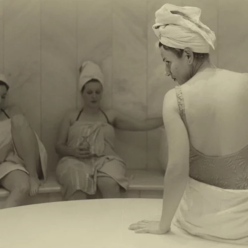 Τι λένε τα «Λουόμενα» κορίτσια μεταξύ τους;