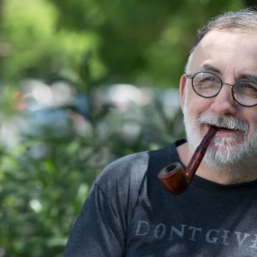 Ο Θάνος Μικρούτσικος χορεύει πάνω στο φτερό του καρχαρία!