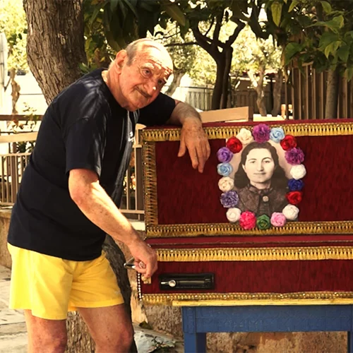 Όλο Γελούσε