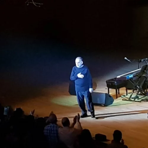 Ζήσαμε συγκίνηση και μέθεξη στη συναυλία του Θάνου Μικρούτσικου