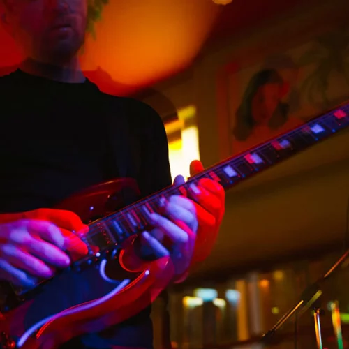 Το «Παιδί Τραύμα» και η μπάντα του ζωντανά στο Six D.o.g.s