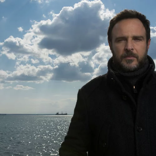 Ο Κίμων Τσακίρης και το γλυκόπικρο παρασκήνιο του «Sugartown: Για Μια Χούφτα Ψήφους»