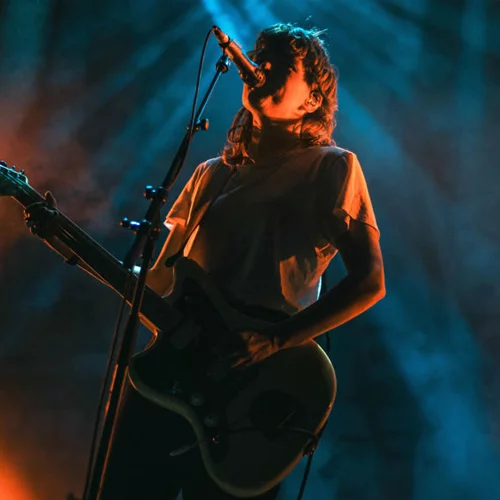 Η Courtney Barnett μίλησε για το «πώς νιώθουμε πραγματικά» στο Fuzz