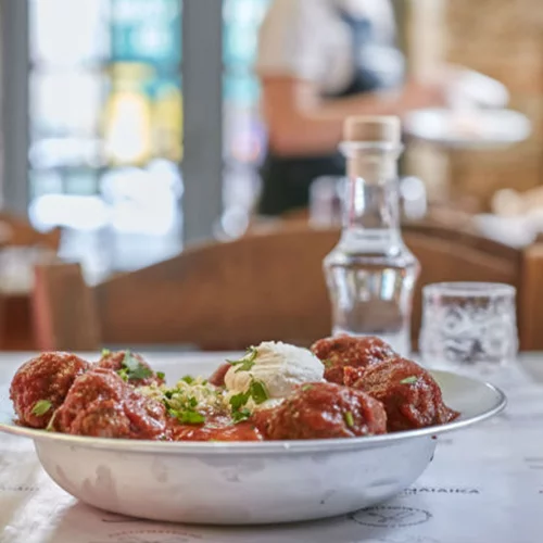 12 μεζεδοπωλεία και τσιπουράδικα στην Αθήνα για χειμωνιάτικη θαλπωρή, όπως κι αν την εννοείς