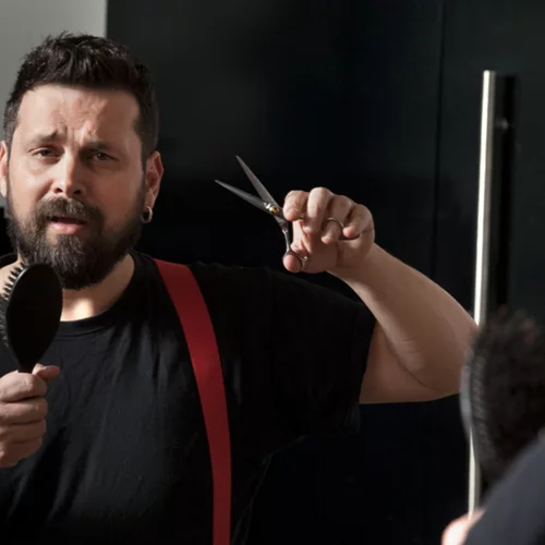 Ο Σπύρος Γραμμένος κουρεύει πολύ καλύτερα από όσο νομίζεις