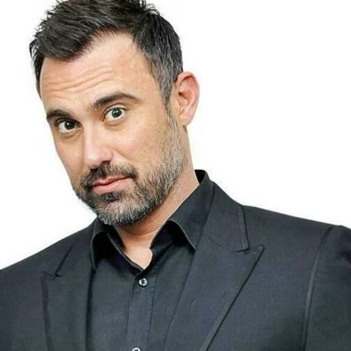 Ο Γιώργος Καπουτζίδης μιλά για την έκρηξη έμπνευσης που τον οδήγησε στο πρώτο θεατρικό του έργο