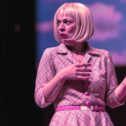 Η φαλακρή τραγουδίστρια