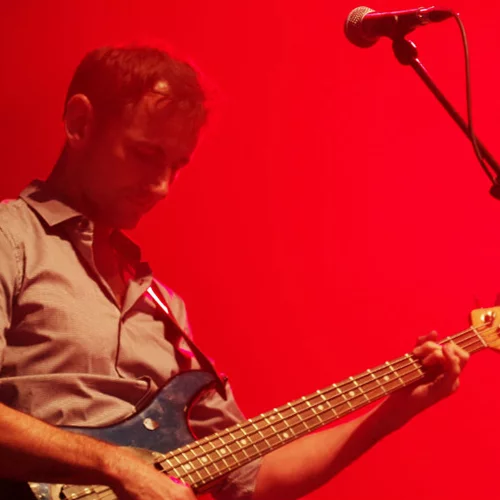 Ο θρυλικός μπασίστας των James μας μίλησε για την πολιτική έκφραση και την αισιοδοξία σε δύσκολους καιρούς