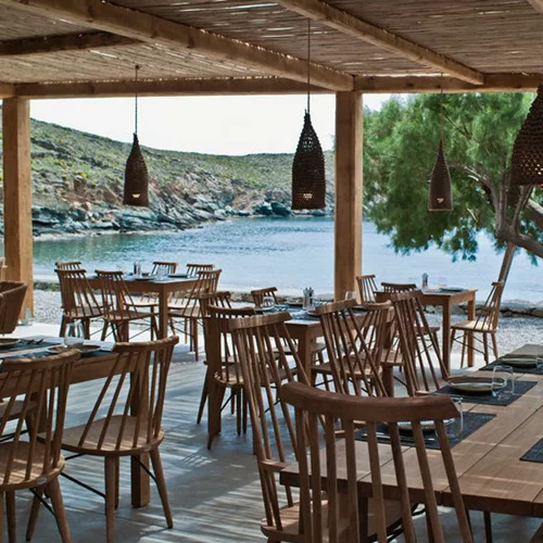 «Bianco»: Ένα κομψό beach house restaurant άνοιξε πανιά στην Τήνο