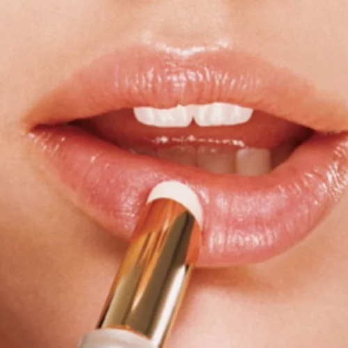 On the lips: Τα 3 προϊόντα για τα χείλη που ξεχωρίζουμε και ρίχνουμε στην καλοκαιρινή μας τσάντα χωρίς σκέψη