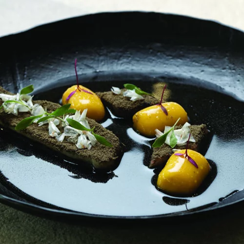 Τα φετινά νέα της γαστρονομικής Σαντορίνης είναι καυτά σαν λάβα