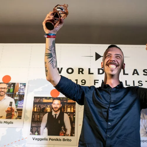 Ο Νίκος Σουρμπάτης είναι ο bartender της χρονιάς