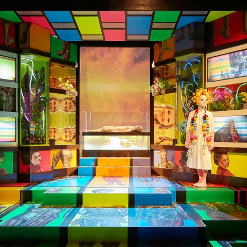 Οι «Αυτόχειρες παρθένοι» γίνονται μια ψυχεδελική παράσταση-τελετουργία