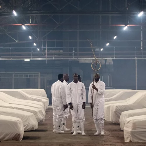 Το avant-garde θεατρικό σύμπαν του Ρομέο Καστελούτσι αποκτά «Νέα ζωή»