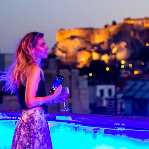 Στην ταράτσα του ANAMESA Sunset Cashless κάνουμε shopping με φόντο την Ακρόπολη! 