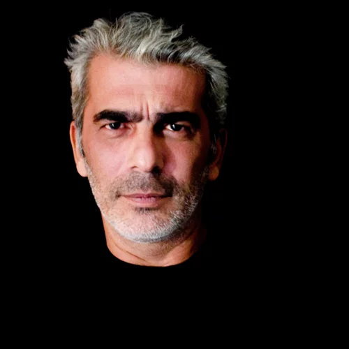 Ο Δημήτρης Μυστακίδης φτιάχνει μια κασέτα με ρεμπέτικα