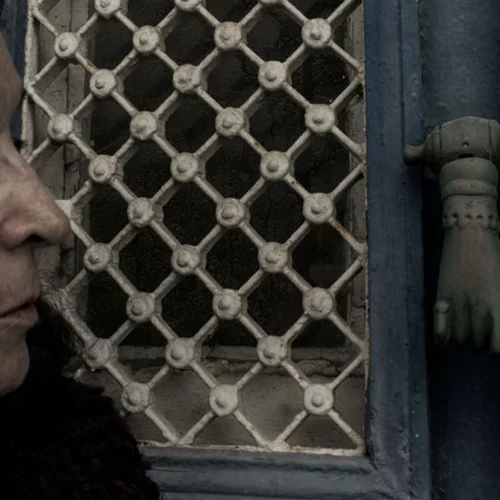 «Ξένες πόρτες»: Οδοιπορικό στη Σύρο του 20ου αιώνα με τη Νένα Μεντή