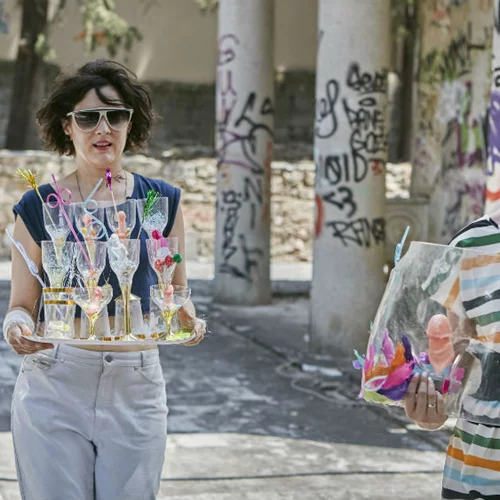 Μόλις πέσει ο ήλιος, δώδεκα εικαστικοί-συνδαιτυμόνες στρώνουν τραπέζι στον Ιόλα