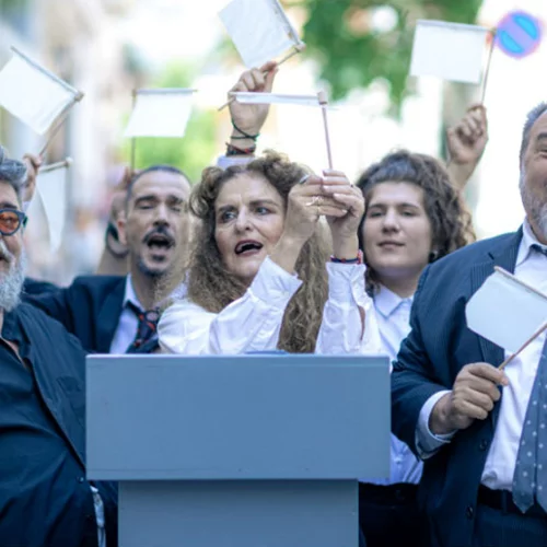 Οι «Εκκλησιάζουσες» ως λαϊκή οπερέτα από τον Σταμάτη Κραουνάκη