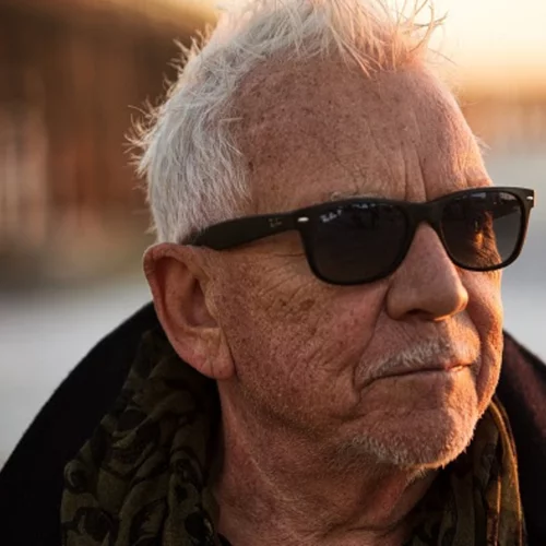 O Eric Burdon θέλει να φτιάξουμε εμείς το setlist της συναυλίας του. Τίποτα άλλο;