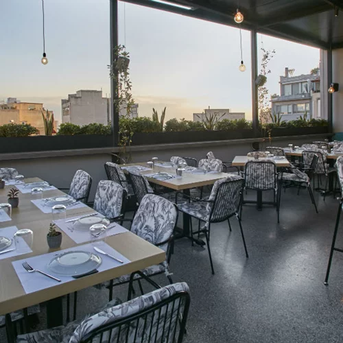 «The Artist»: Διπλή ταράτσα με θέα στου Ψυρρή