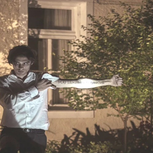 Η παράσταση «Στη μνήμη ενός μικρού παιδιού» επιστρέφει