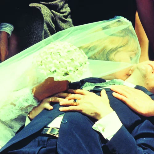 Η Νύφη Φορούσε Μαύρα