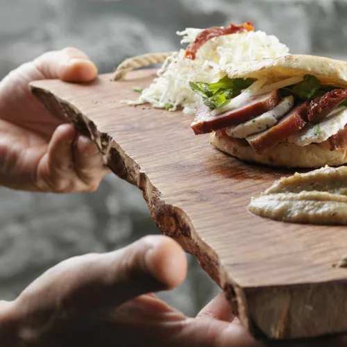 «Dirty Μάνη»: σουβλάκι αλλιώς στο Κουκάκι