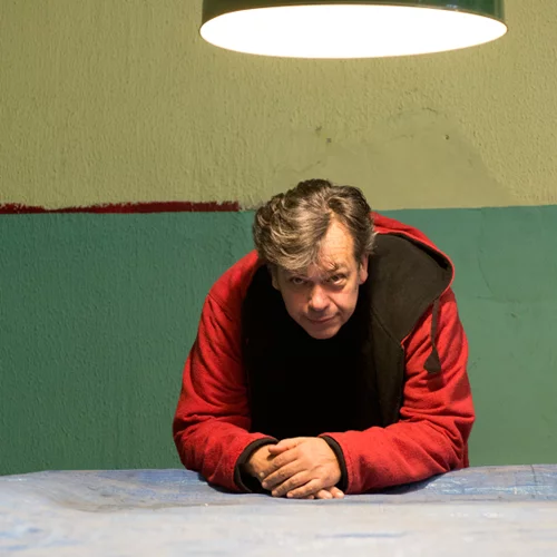 Ο Μπάμπης Παπαδόπουλος μας παρασέρνει σε… άχρηστες μουσικές αφηγήσεις!