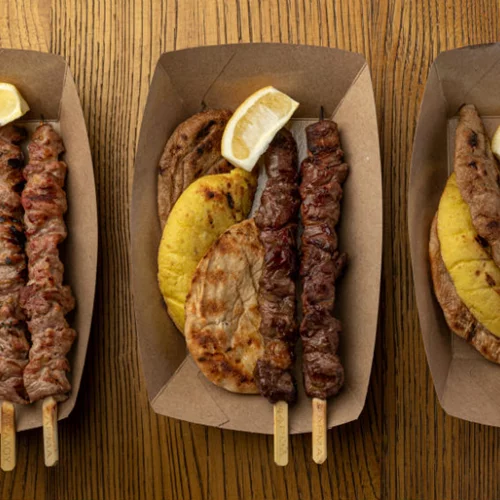 «Φάρμα Μπράλου Ψητοκρεοπωλείο»: σουβλάκια-πειρασμός στο Κολωνάκι