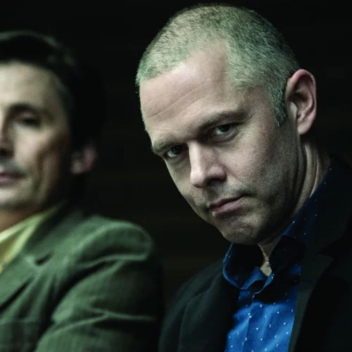 Ενήλικοι στην Αίθουσα