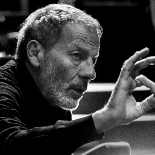 O Ξαρχάκος ιχνογραφεί λαϊκά και ερωτικά στο Ηρώδειο