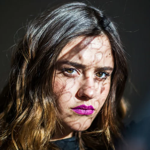 Η Dillon είναι μια σύγχρονη τραγουδοποιός με μεγάλο γκελ