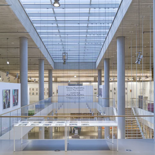 Ο Γιάννης Ψυχοπαίδης στήνει ένα πολύχρωμο ζωγραφικό ποίημα δίπλα στην Εθνική Βιβλιοθήκη