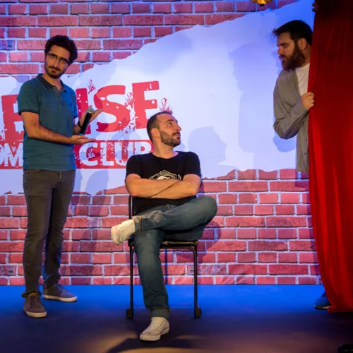 Μπήκαμε στα νέα comedy clubs της Αθήνας