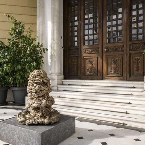 «In the Realm of Senses»: Η Lynda Benglis πλημμυρίζει με απολαυστική, ρέουσα ενέργεια το Μουσείο Κυκλαδικής