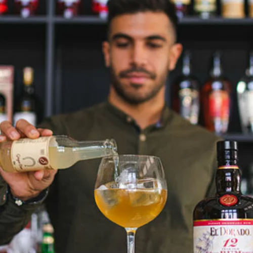 Το εορταστικό ελληνικό cocktail που θα ταξιδέψει σε όλον τον κόσμο