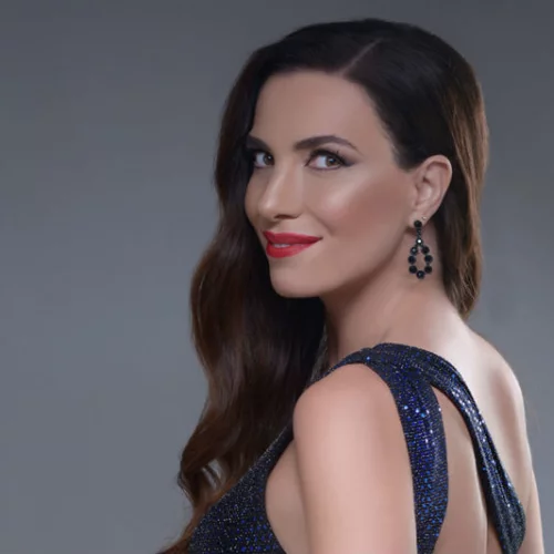 Η Φωτεινή Δάρρα ερμηνεύει Τζένη Βάνου στο Θέατρο Ακροπόλ