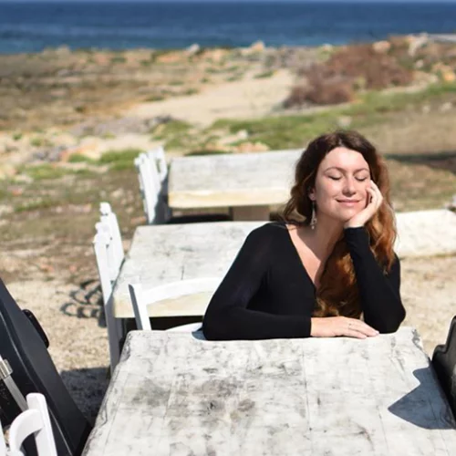 Η Klaudia Delmer επιστρέφει από την Μεσσηνιακή της σιέστα!