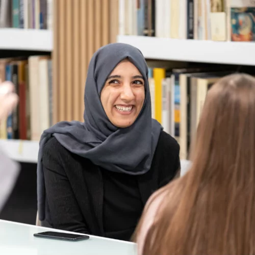 The Human Library: Διαβάσαμε έναν γκέι πρόσφυγα και μια τρανς στη βιβλιοθήκη που πολεμά τις προκαταλήψεις