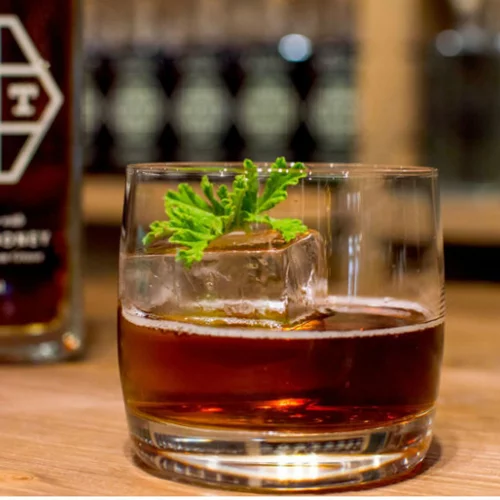 Το γιορτινό «Roots Pop Up Bar» επιστρέφει στο υπόγειο του Yoleni’s