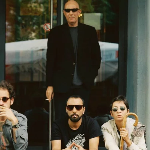 Ο Άλαν Μπίσοπ θα παίξει όχι μόνο με Invisible Hands στην Αθήνα