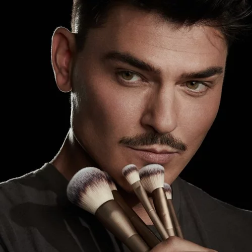 Νέα state-of-the-art εργαλεία μακιγιάζ  στα χέρια μας 