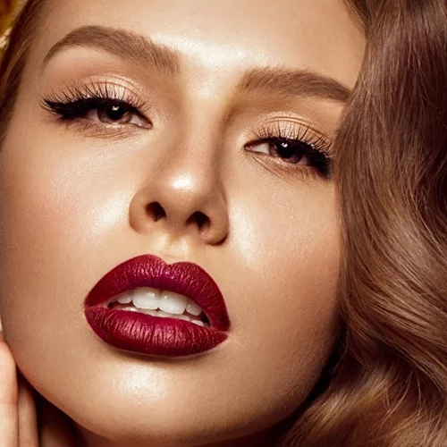 Party glow: Ένα είναι το makeup look που πρέπει να υιοθετήσετε στα εορταστικά πάρτι 